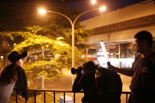 夜晚實拍講解 美女示範微光下LED光源運用(yòng)